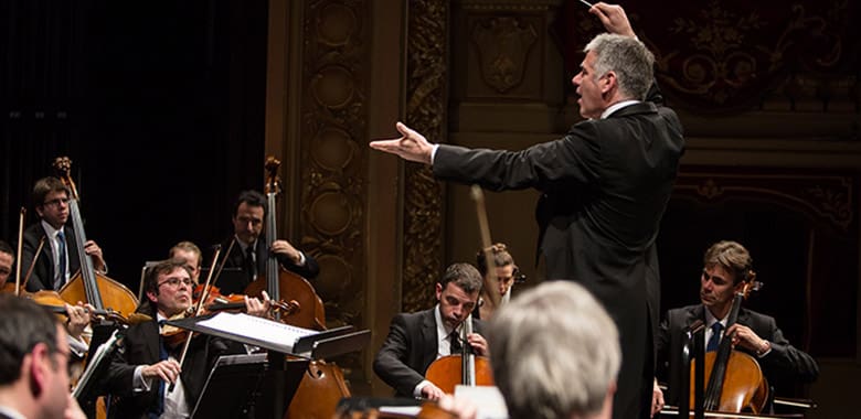Grant Llewellyn dirigeant l'Orchestre Symphonique de Bretagne
