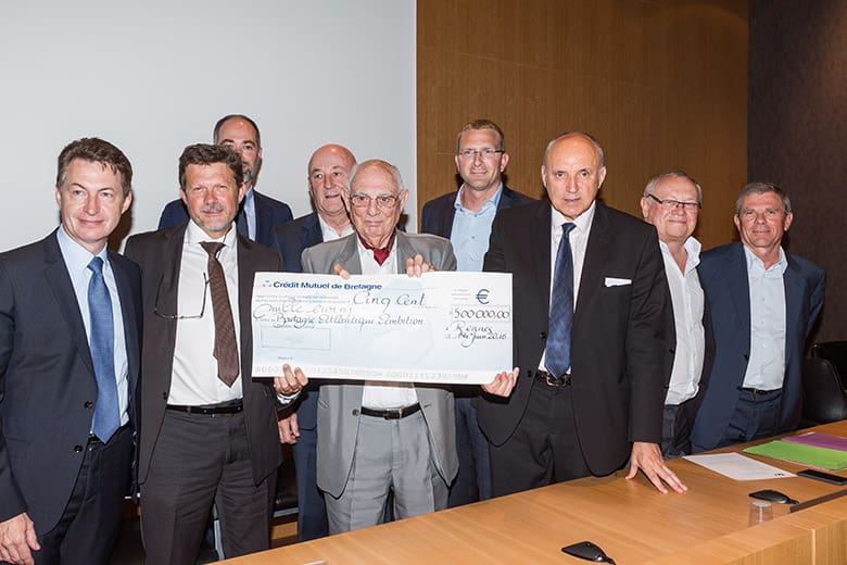 Les nouveaux m&eacute;c&egrave;nes remettent aux fondateurs de BAA un ch&egrave;que de 500 000 &euro; : (de gauche &agrave; droite) Bertrand Blanpain (Arkea), Guy Sauvadon (Huchet BMW), Bertrand de la Gu&eacute;rini&egrave;re (La D&eacute;couverte Expansion), Christian Roulleau (Groupe Samsic), Jo&euml;l Renault (Delta Dore), Arnaud Jeulin (Groupe Jeulin), Ren&eacute; Ruello (Demeter), Roland Beaumanoir (Groupe Beaumanoir), Didier Ferr&eacute; (Ferr&eacute; H&ocirc;tels)