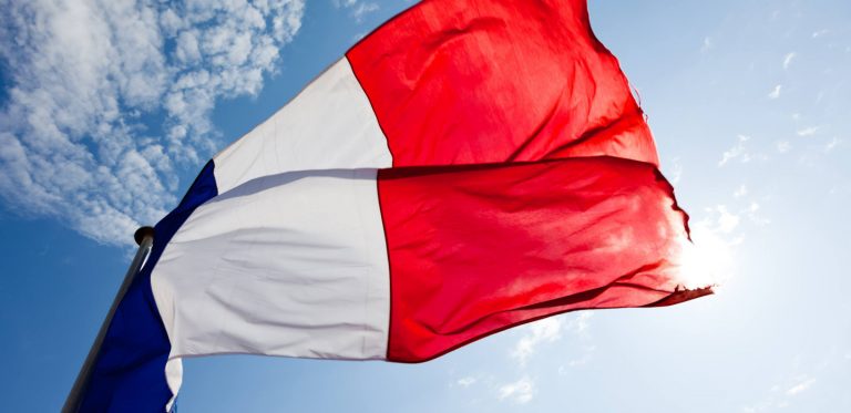 Drapeau fran&ccedil;ais dans le vent